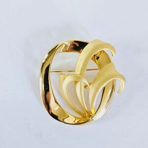 Vintage Signed Tara Fifth Avenue 1960's Gold Tone Satin Matte Lily Pin Brooch